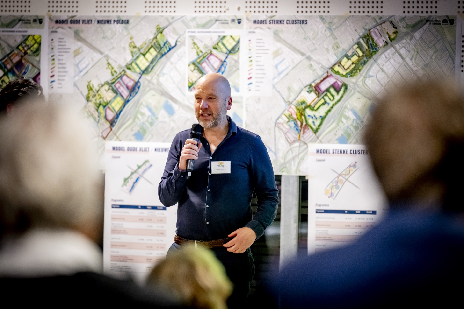 Wessel Tiessens presenteert gebiedsmodellen tijdens een bewonersavond