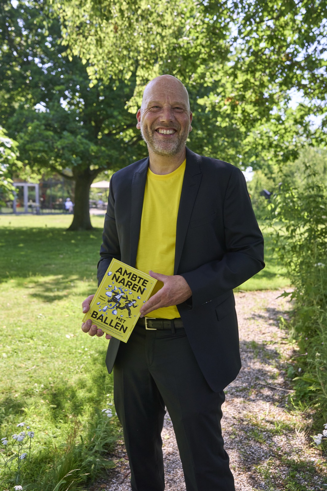 Wessel Tiessens met zijn boek Ambtenaren met Ballen