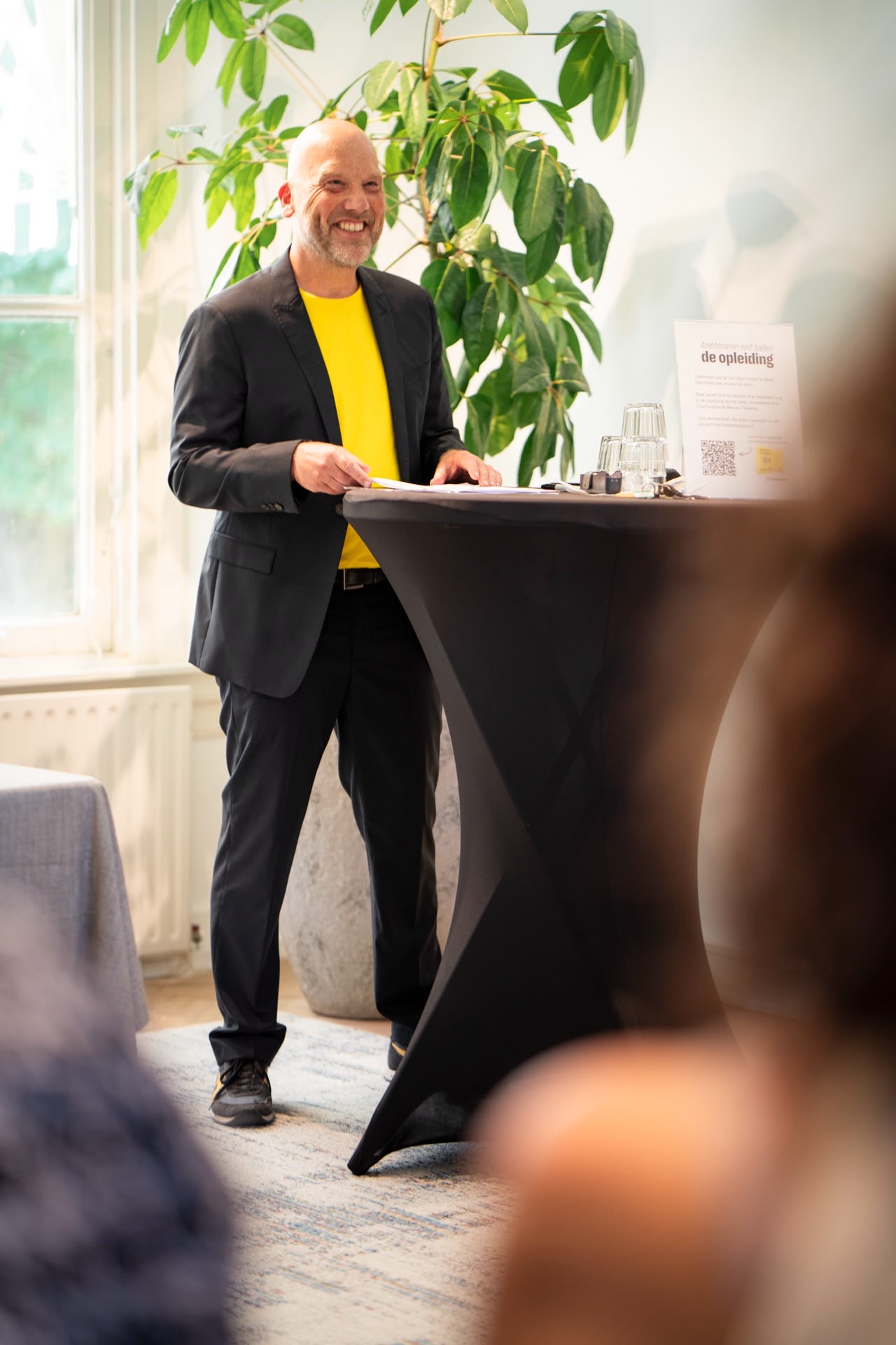 Wessel Tiessens spreekt tijdens de boeklancering van Ambtenaren met Ballen